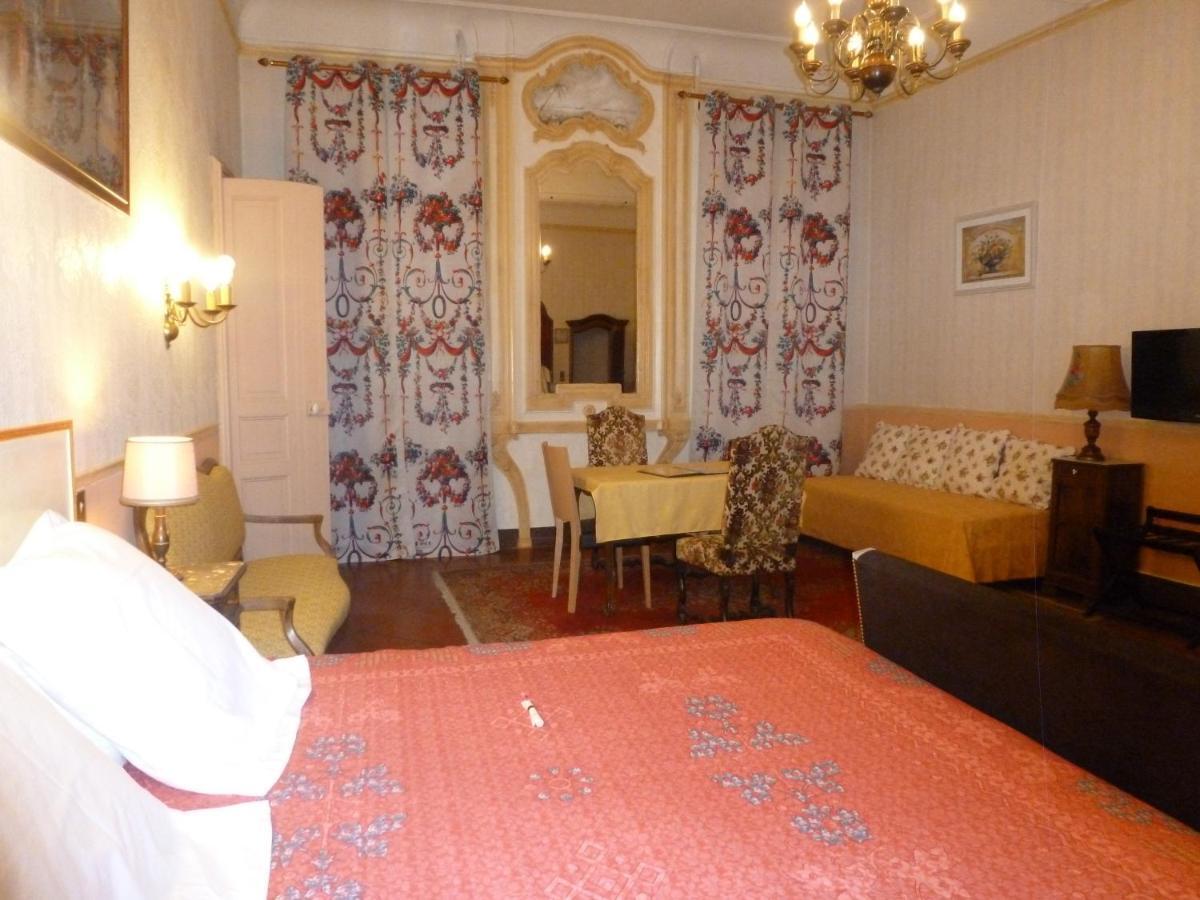 Hotel Du Fiacre Carpentras Cameră foto